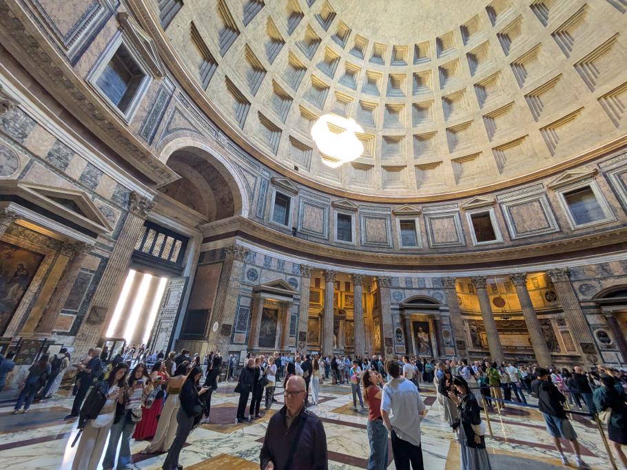 Das Lichtspiel unter der Kuppel beeindruckt