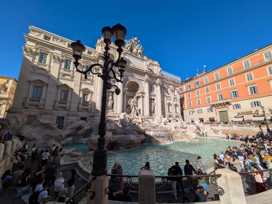 Vor lauter Brunnen haben die Menschen kaum Platz auf dem Platz