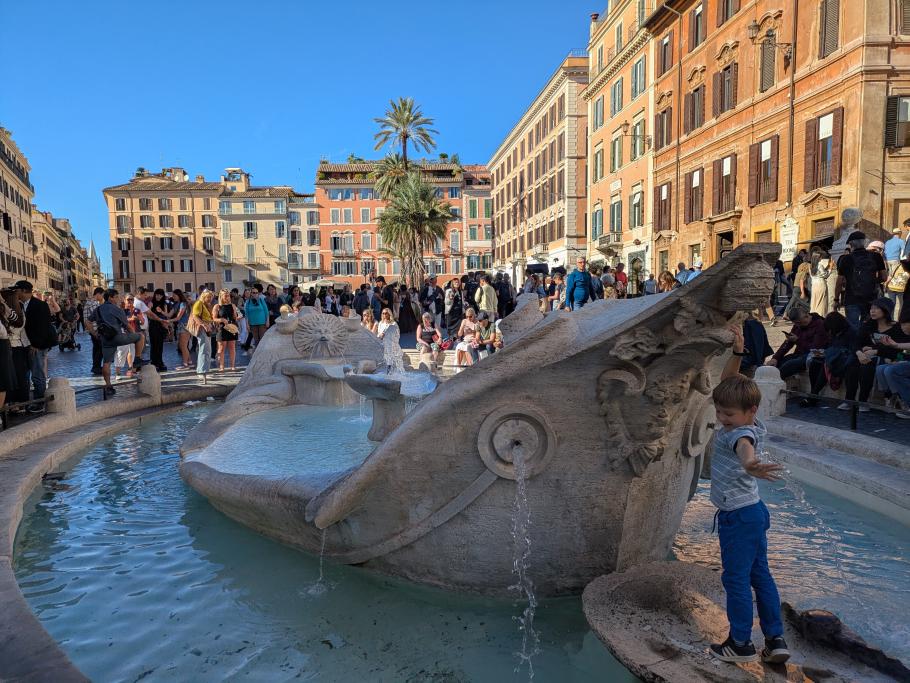 Der Brunnen am Fuße der Treppe bildet ein Schiff