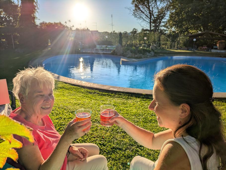 Bei einem gespritzen Aperol genießen wir den Sonnenuntergang