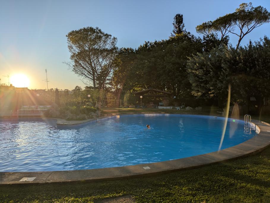 Mattis hüpft nochmal ganz beherzt in den kalten Pool