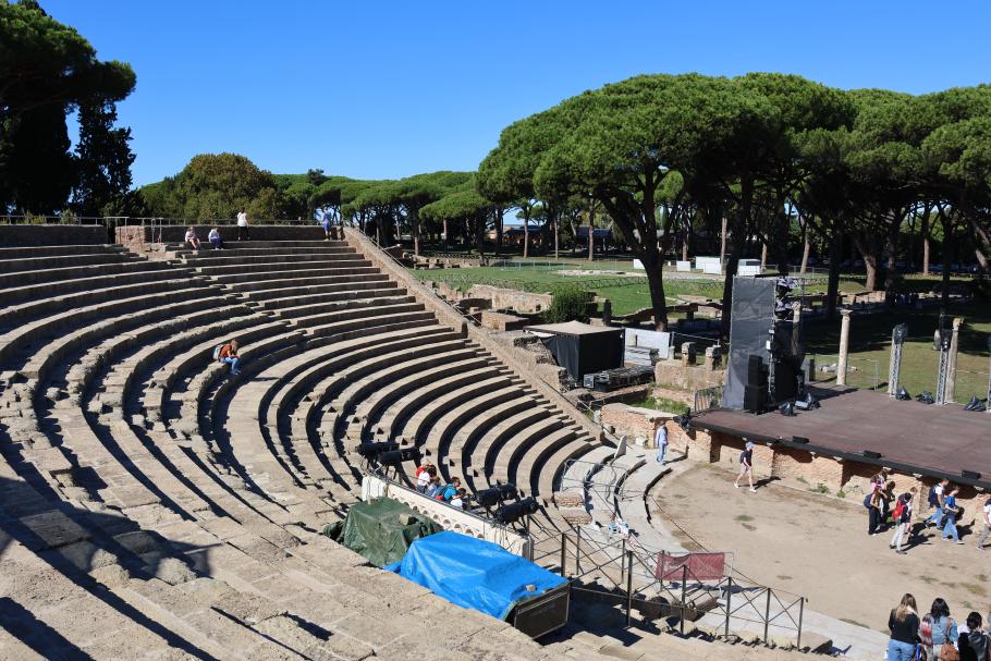 Ein großes Theater fasste bis zu 4000 Menschen
