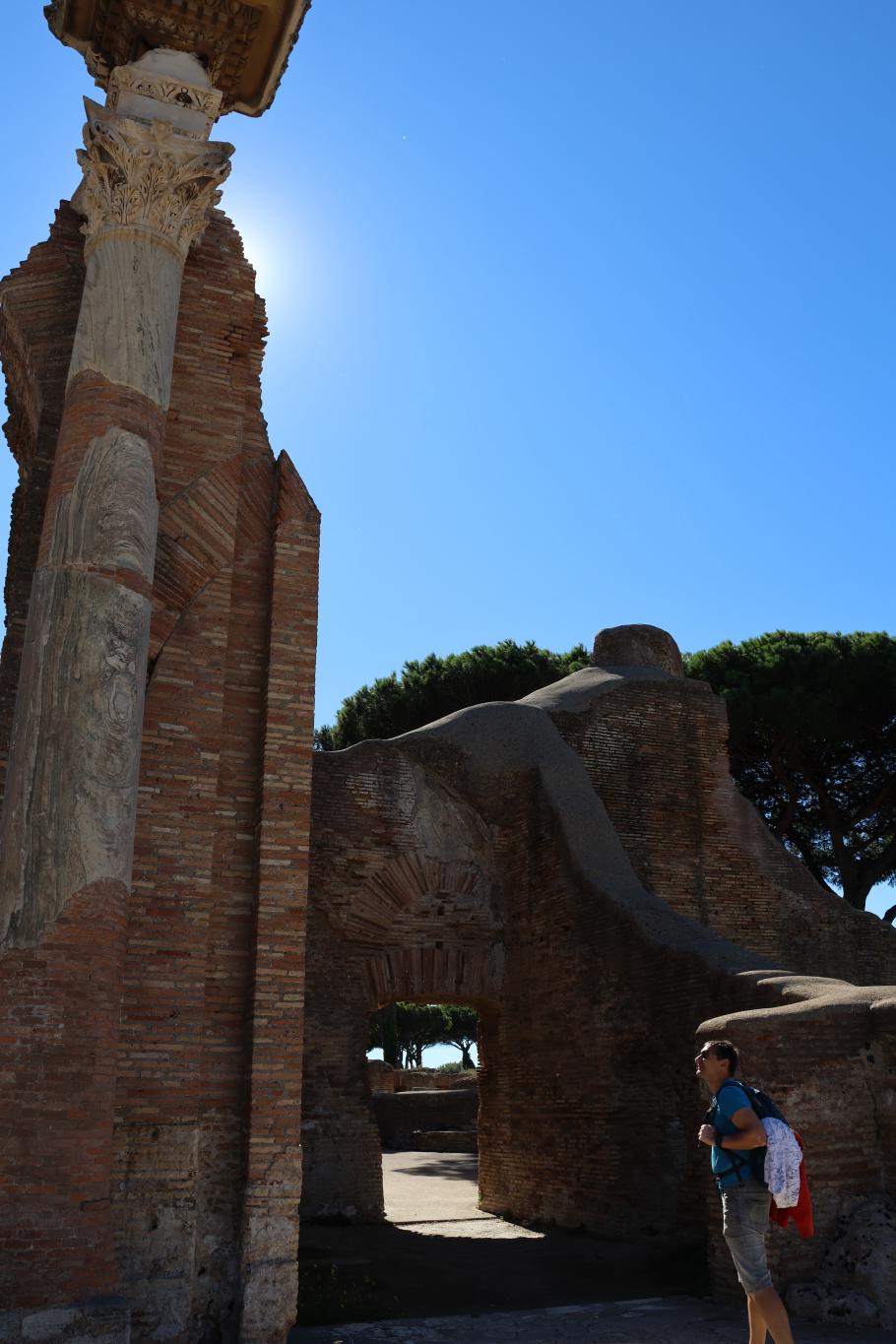 Sogar einige der schmuckvollen Säulen sind noch erhalten
