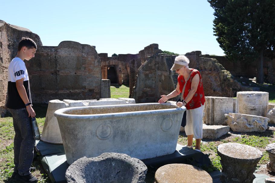 Während die Archäologen noch rekonstruieren bespricht Oma mit Felix schonmal die Inneneinrichtung