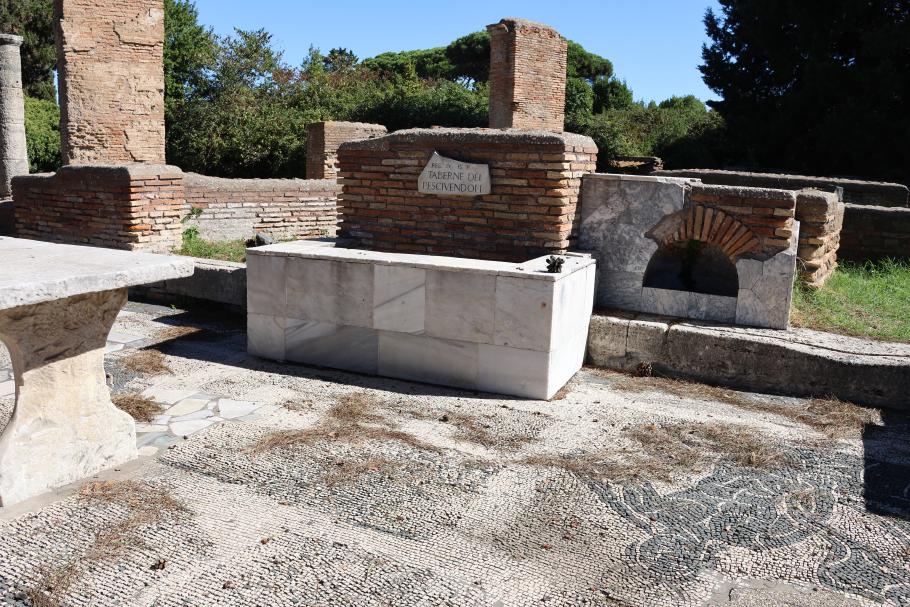 Taverne mit Mosaikboden, Tresen, Ofen und Tisch aus Marmor