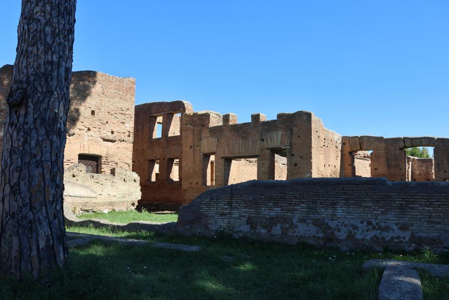 Die Fassaden und Innenwände waren einst verputzt und prächtig bemahlt