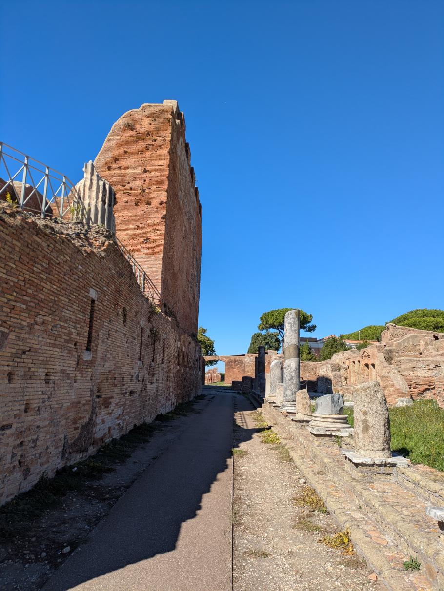 So hoch wie der große Speicher waren die meisten Gebäude links und rechts der Straße