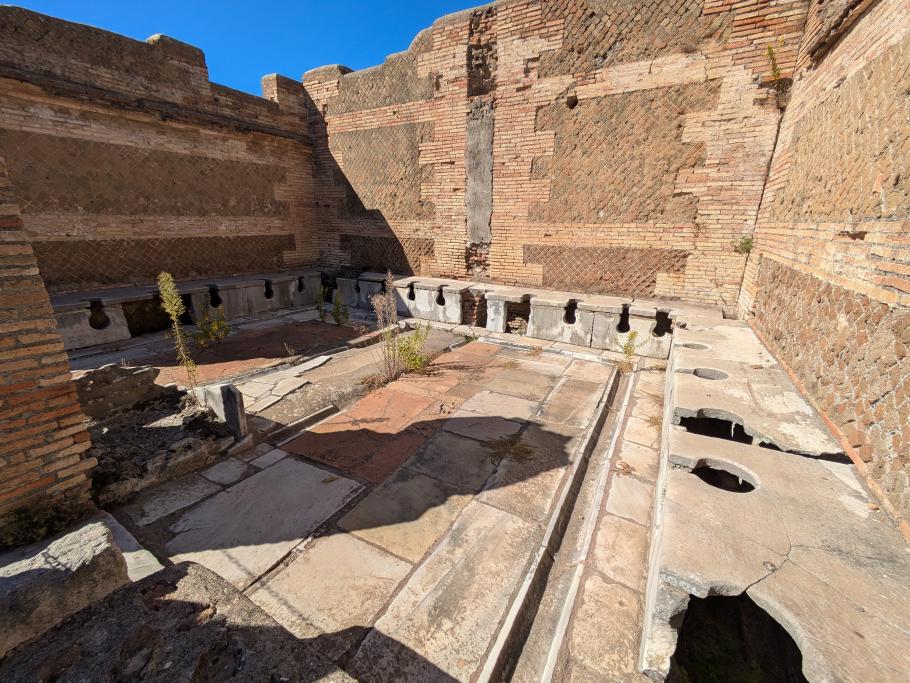Da man noch kein Handy mit auf’s Klo nehmen konnte, gab es gesellige Gemeinschaftstoiletten