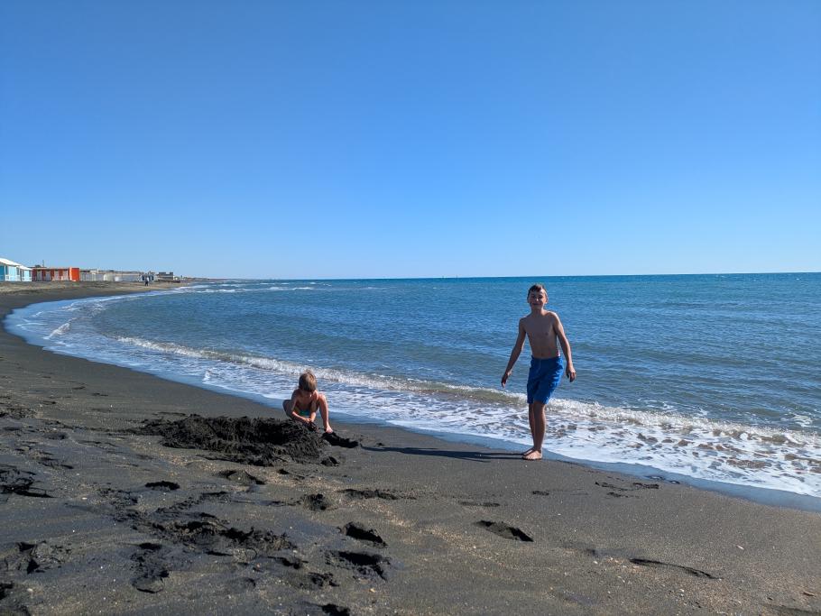 Die Jungs buddeln sich gleich als erstes im Sand ein