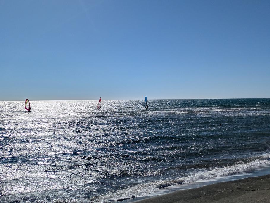 Ein paar Surfer nutzen den guten Wind