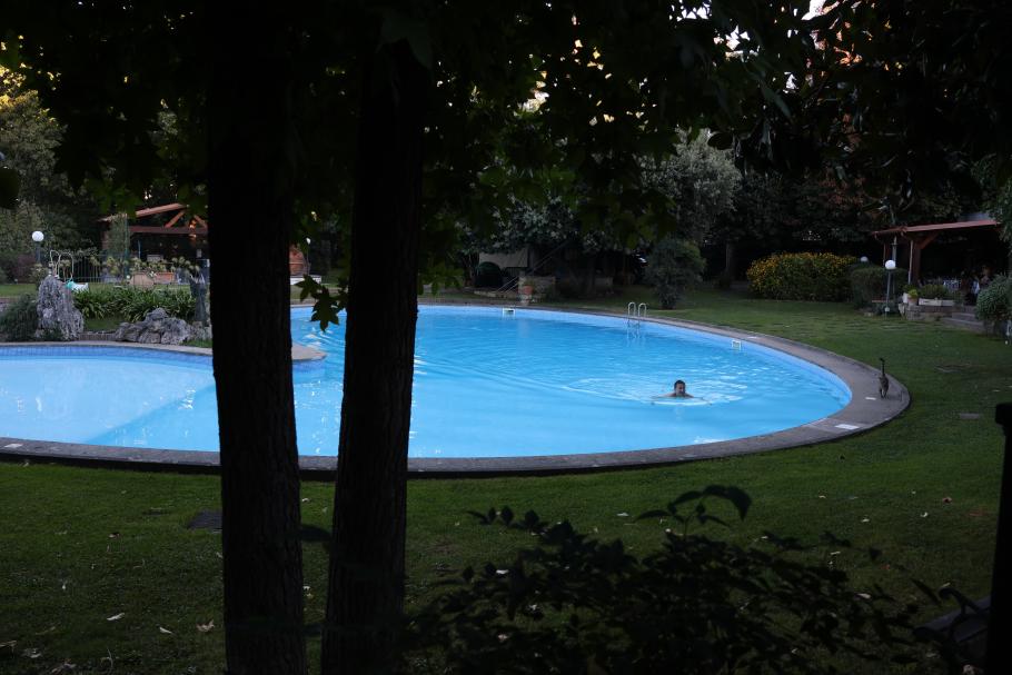 Die Katze begleitet mich bei meiner Morgenroutine