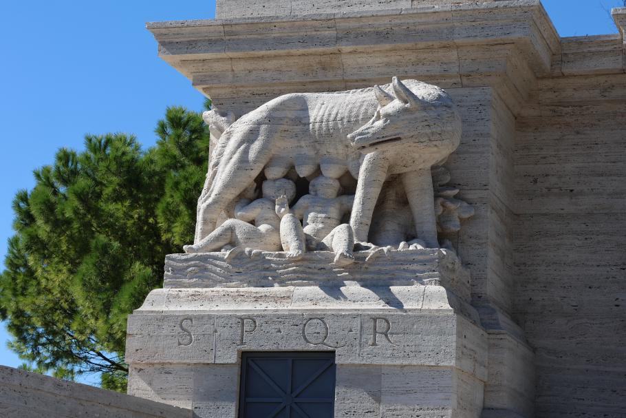 Die Skulptur an der “Ponte Flaminio” zeigt die Wölfin mit Romulus und Remus