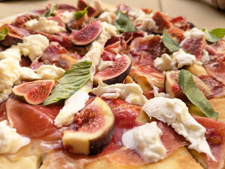 Focaccia belegt mit Schinken, Feigen, Mozarella und Basilikum