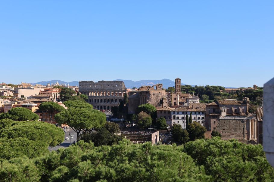 Hinter dem Forum Romanum sehen wir das Kolloseum