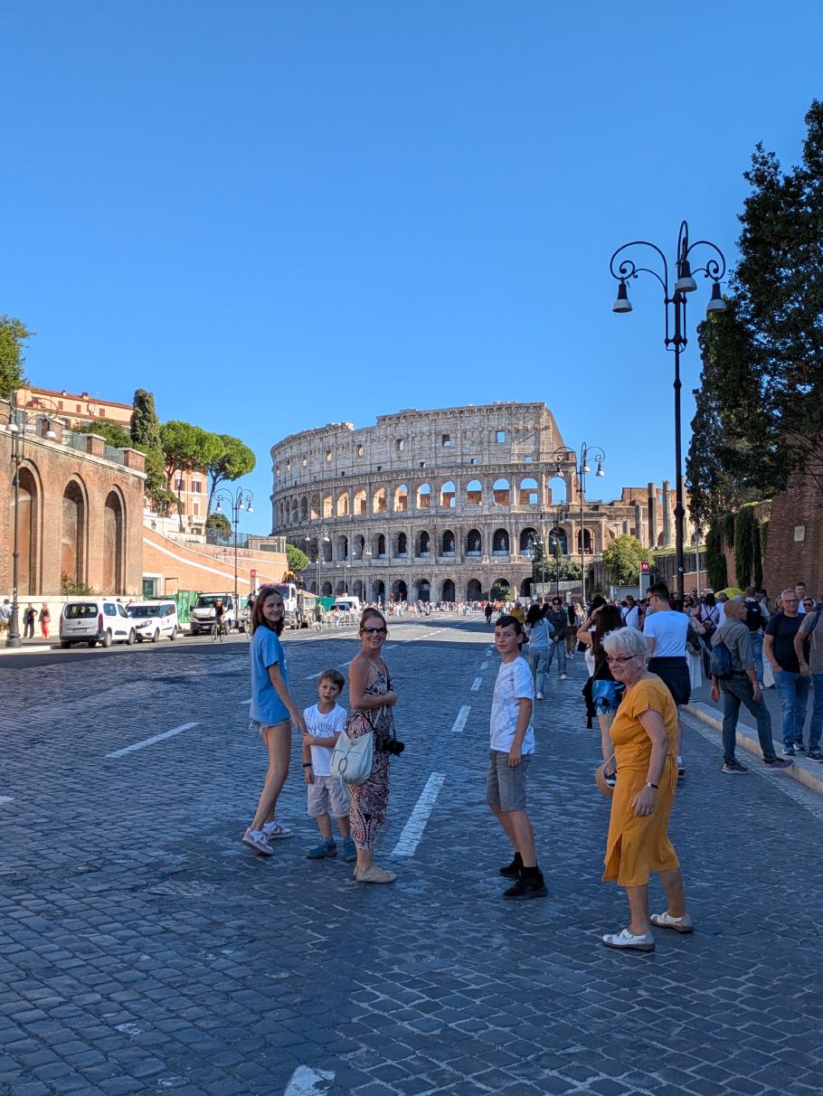 Schon von Weitem beeindruckt der alte Bau
