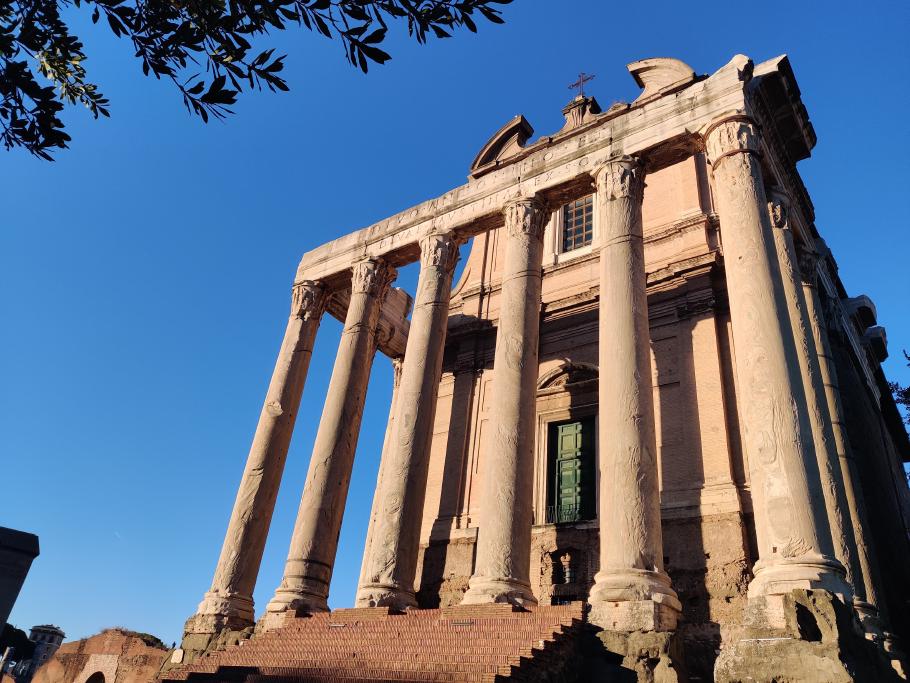 Die meisten noch stehenden Gebäude sind eine Mischung aus römischer und christlicher Kultur