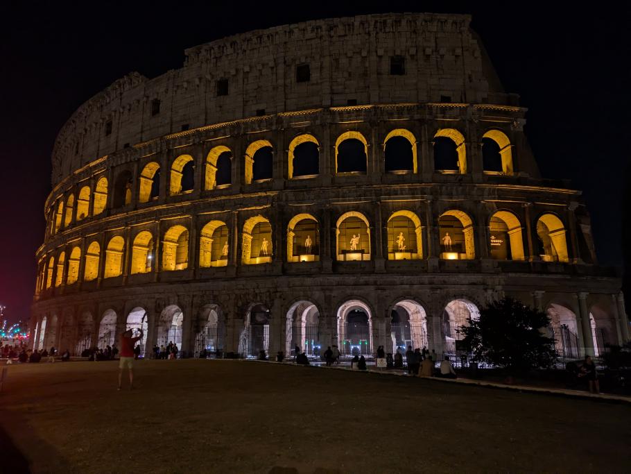 Abends ist das Kolosseum schön beleuchtet