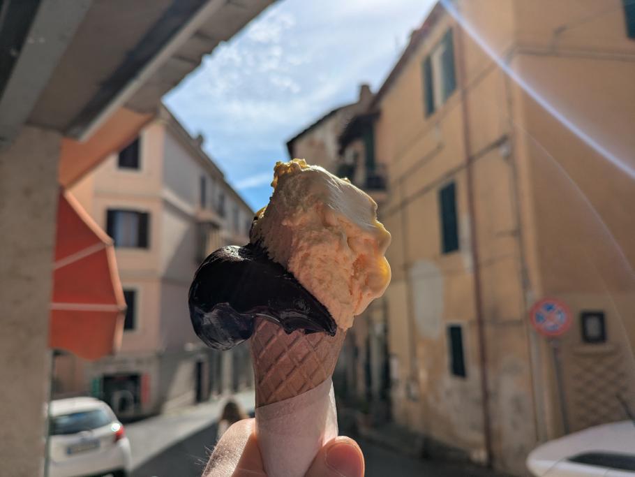 Dunkle Schokolade und Malaga ergänzen sich zur perfekten Eiscreme