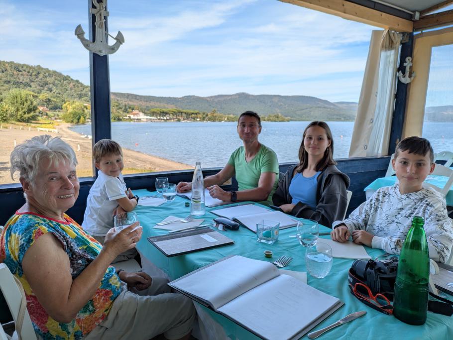 Zum Mittag gibt es Pasta und Fisch aus dem See