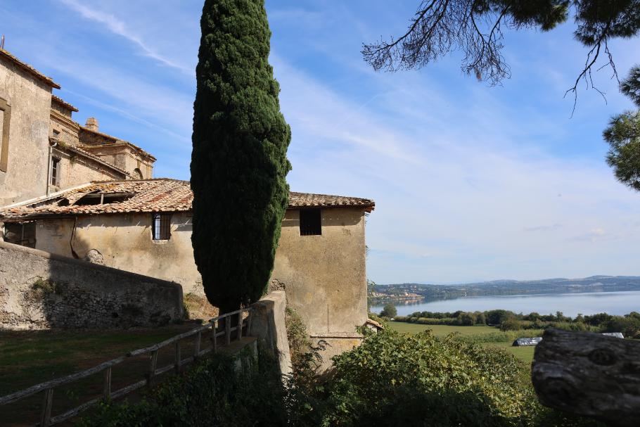 Wenn wir auswandern, kaufen wir uns die alte Villa am See dort