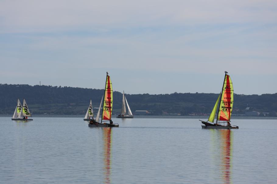 Am Nachmittag geht ein Segelverein mit Katamaranen auf’s Wasser