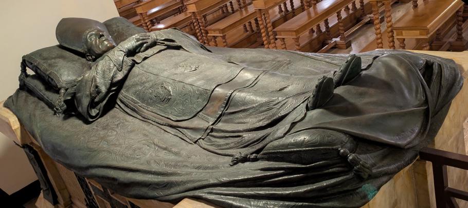 Üppig dekoriert modern hier die Reste ehemaliger Päpste vor sich hin