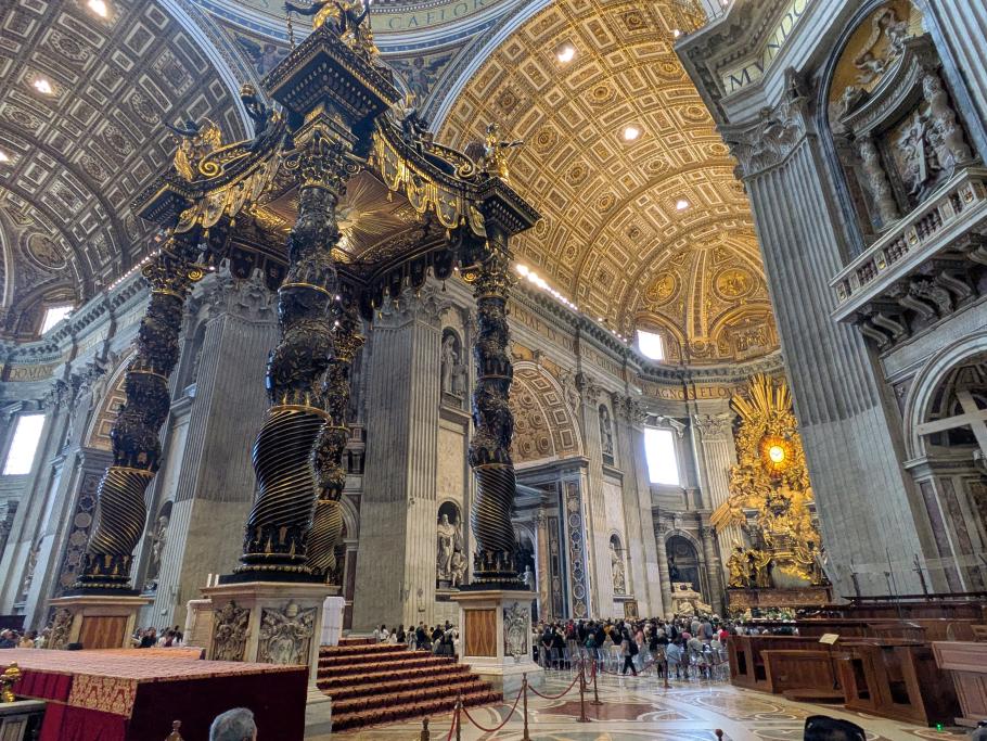 Obwohl hier hunderte Menschen drin sind, ist es noch lange nicht voll