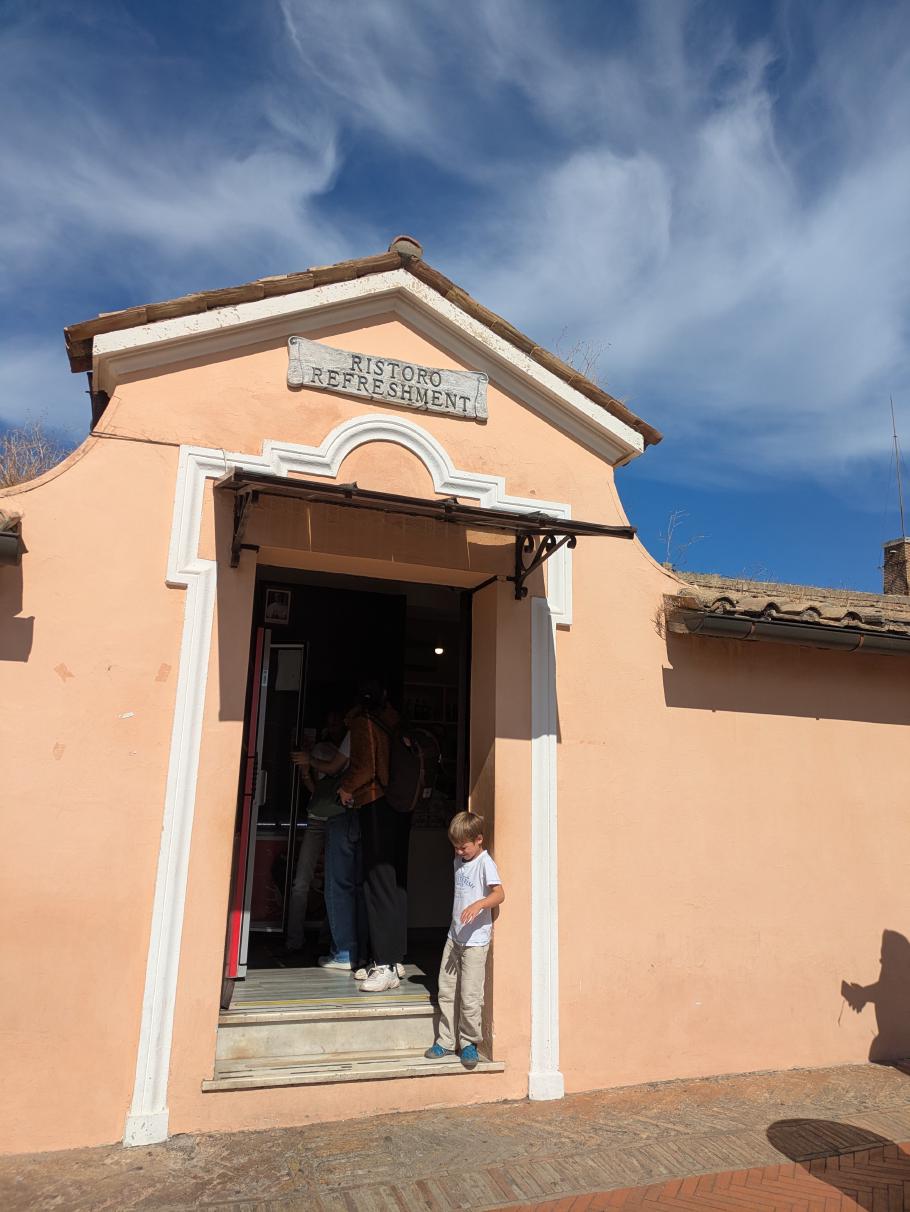 Auf halber Höhe gibt es erstmal ein Eis