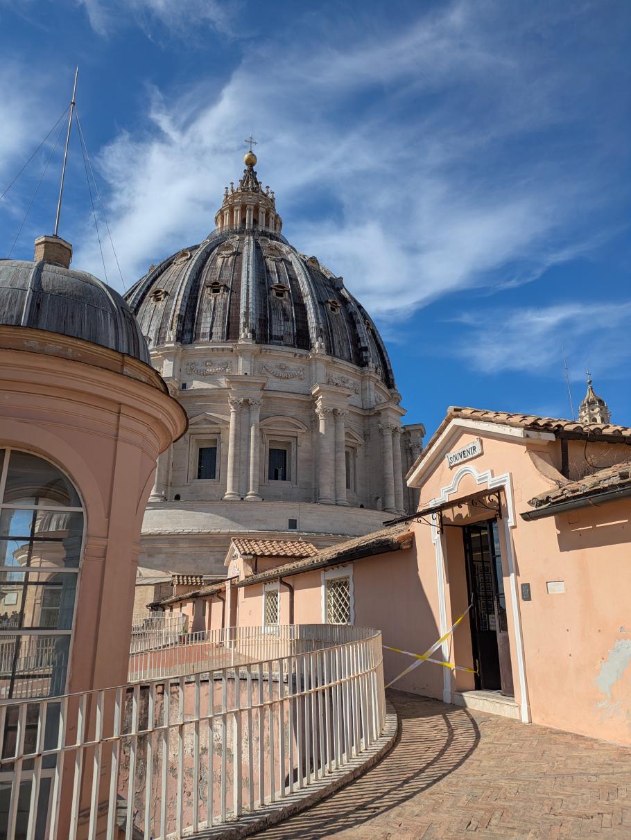 Hier oben gibt es einen Souveniershop. Die Kirche macht, was sie seit 2000 Jahren macht: Interesse zu Geld