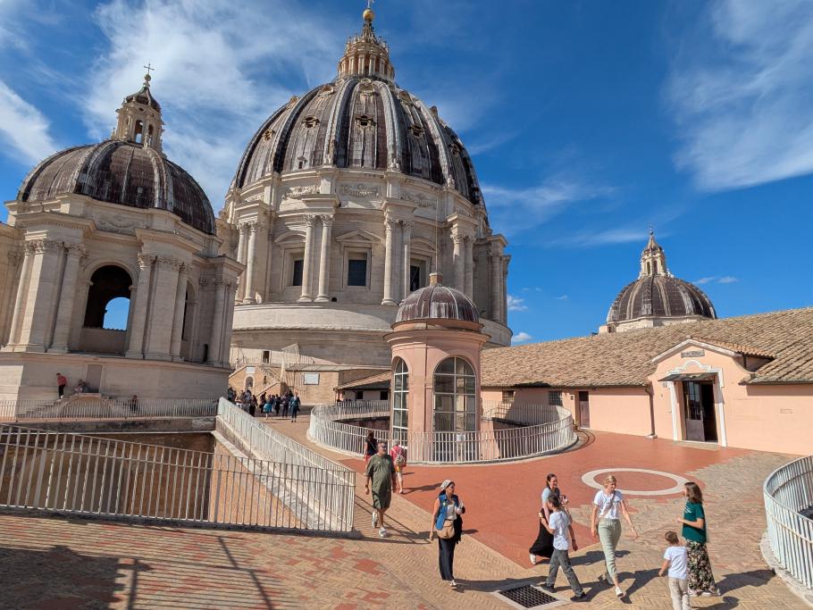 Auf dem Dach der Kirche ist beinahe eine eigene kleine Stadt