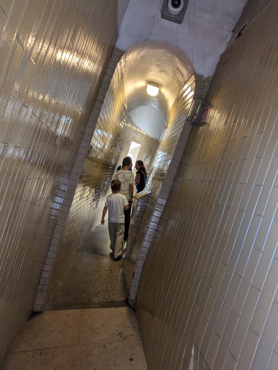 Die Gänge folgen der Form der Kuppel, was alles unwirklich schräg wirken lässt