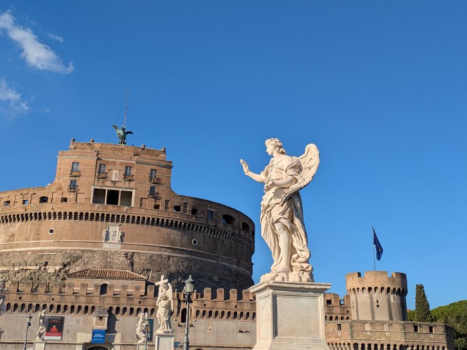 Die Brücke zur Engelsburg wird von Engeln bewacht
