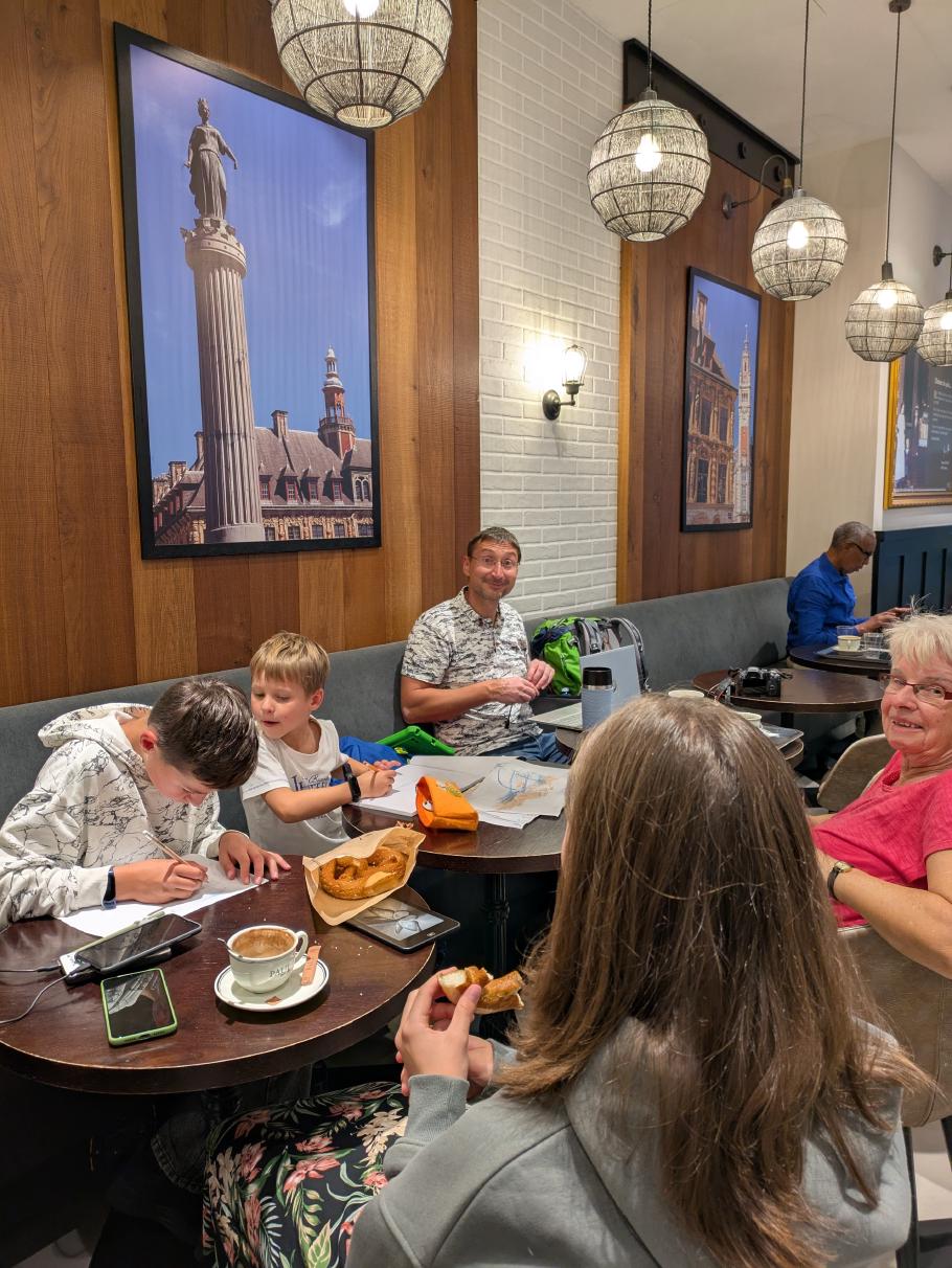 Warten auf den Zug - nicht sehr lange, es ist ja nicht die deutsche Bahn