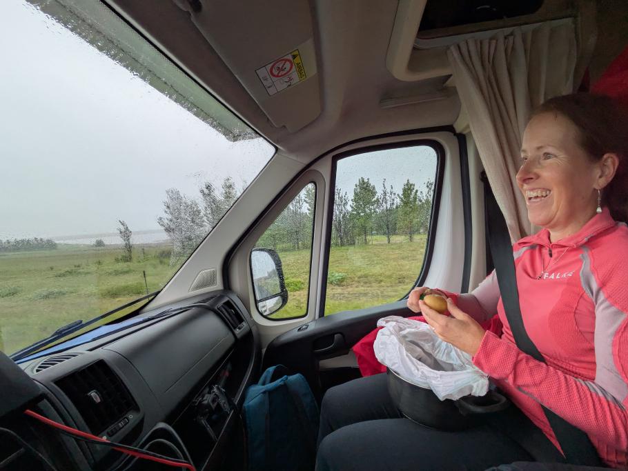 Unterwegs bereitet Anke schonmal das Mittagessen vor