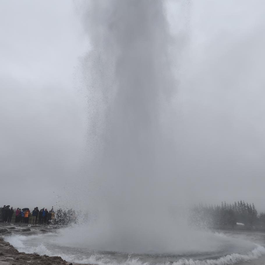 Die Fontaine schießt weit hinauf in den Himmel