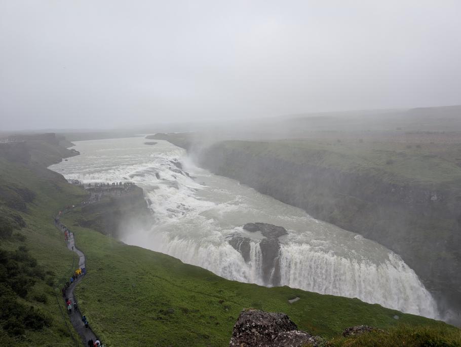 Absolut beeindruckend rauschen die Wassermassen über mehrere Terrassen hinab