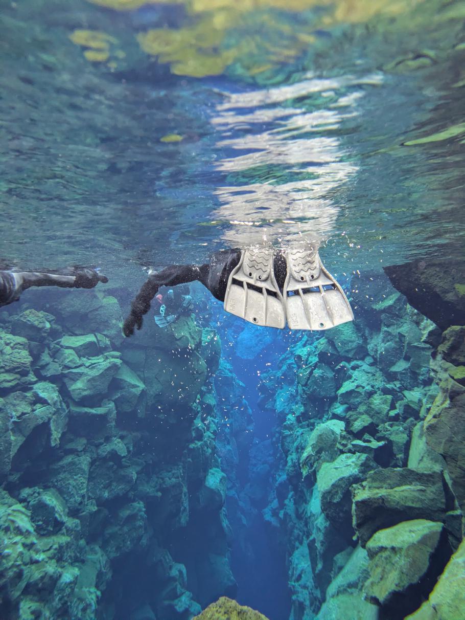 Das Wasser ist klar genug, um bis zu 100 Meter sehen zu können