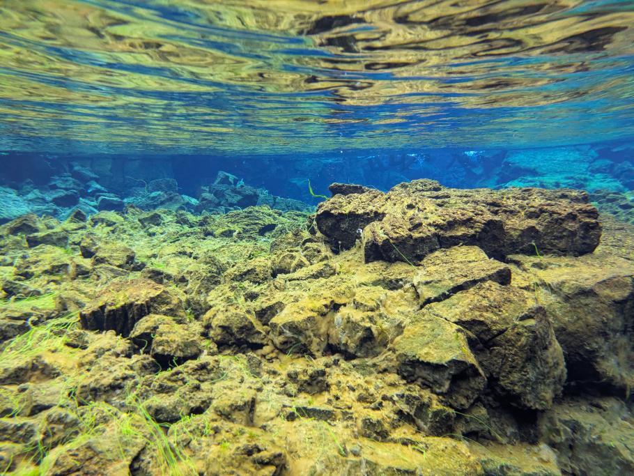 An vielen Stellen reichen die Felsen bis knapp unter die Wasseroberfläche