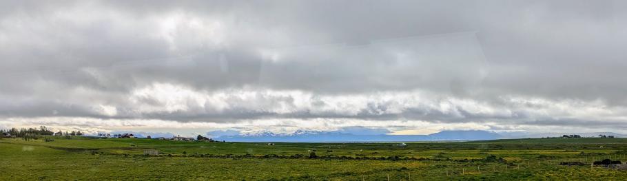 Unter den Wolken sind die ersten Berge des Hochlandes zu sehen