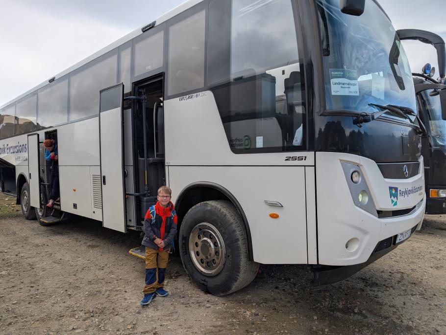 Mit dem geländegängigen Allrad-Bus sind wir gut gerüstet