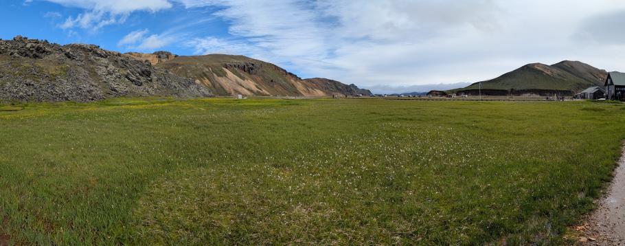 Das Landmannalaugar-Basislager liegt in einer grünen Oase direkt vor einem großen Lavafeld