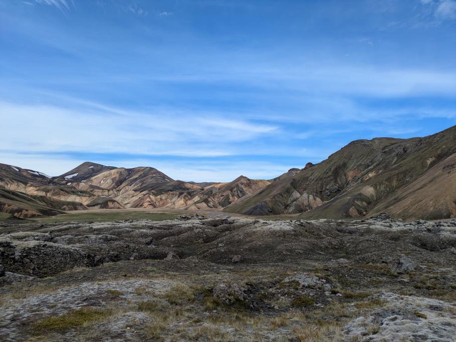 Blick auf die Bergkette, die die Lavaebene umschließt