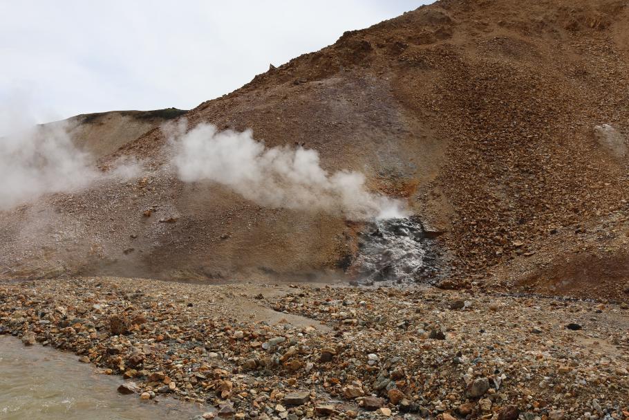 Mitten am Berghang ist ein Mini-Geysir