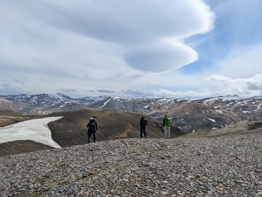 Ganz oben sind wir auf Augenhöhe mit den schnee- und eisbedeckten Gipfeln