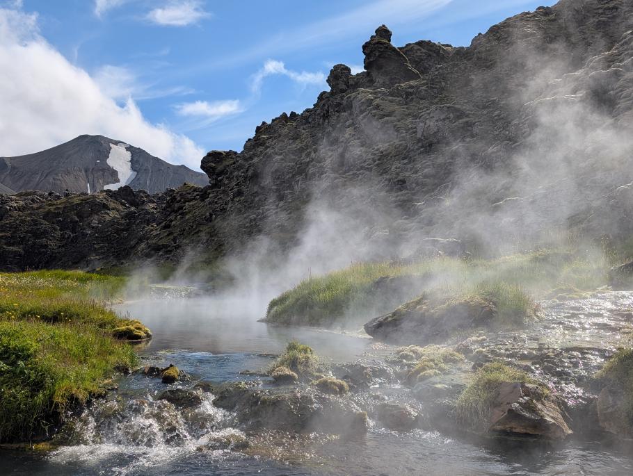 Der Fluss bringt uns dampfendes heißes Wasser