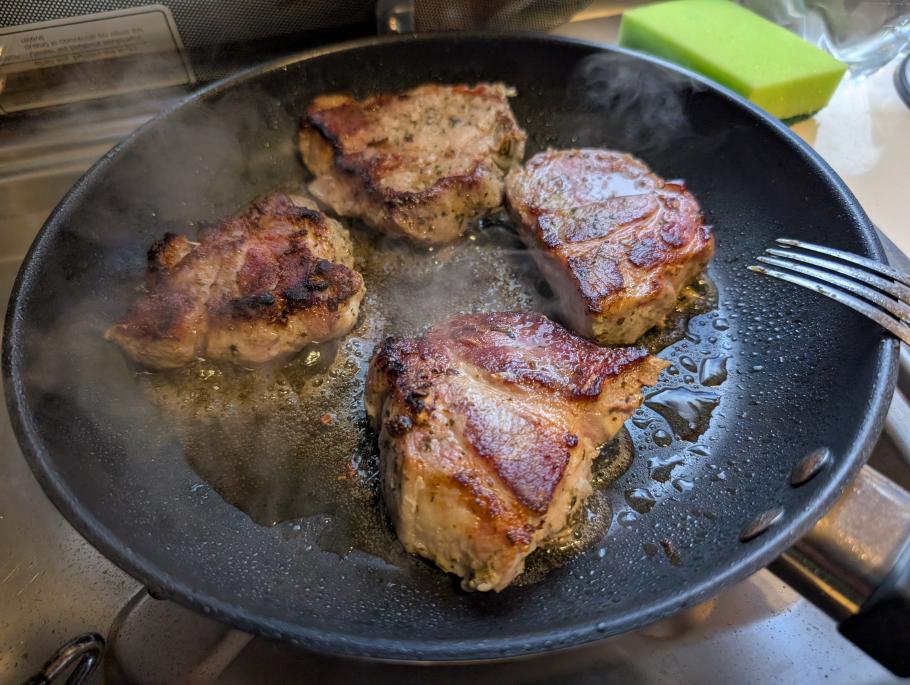 Der männliche Teil der Familie braucht noch ein Stück Fleisch