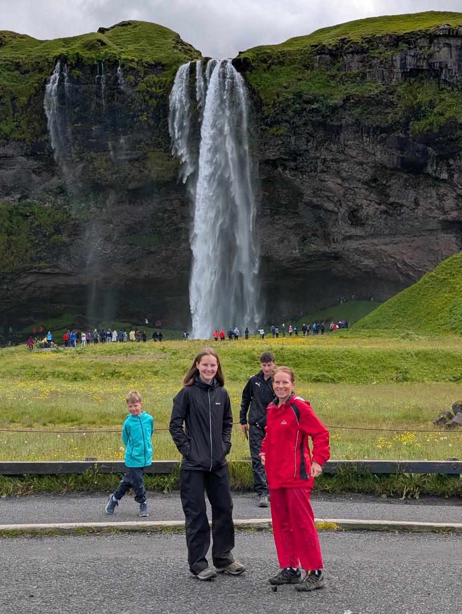 Der Seljalandsfoss Wasserfall ist gut besucht, da man hinter ihm langgehen kann