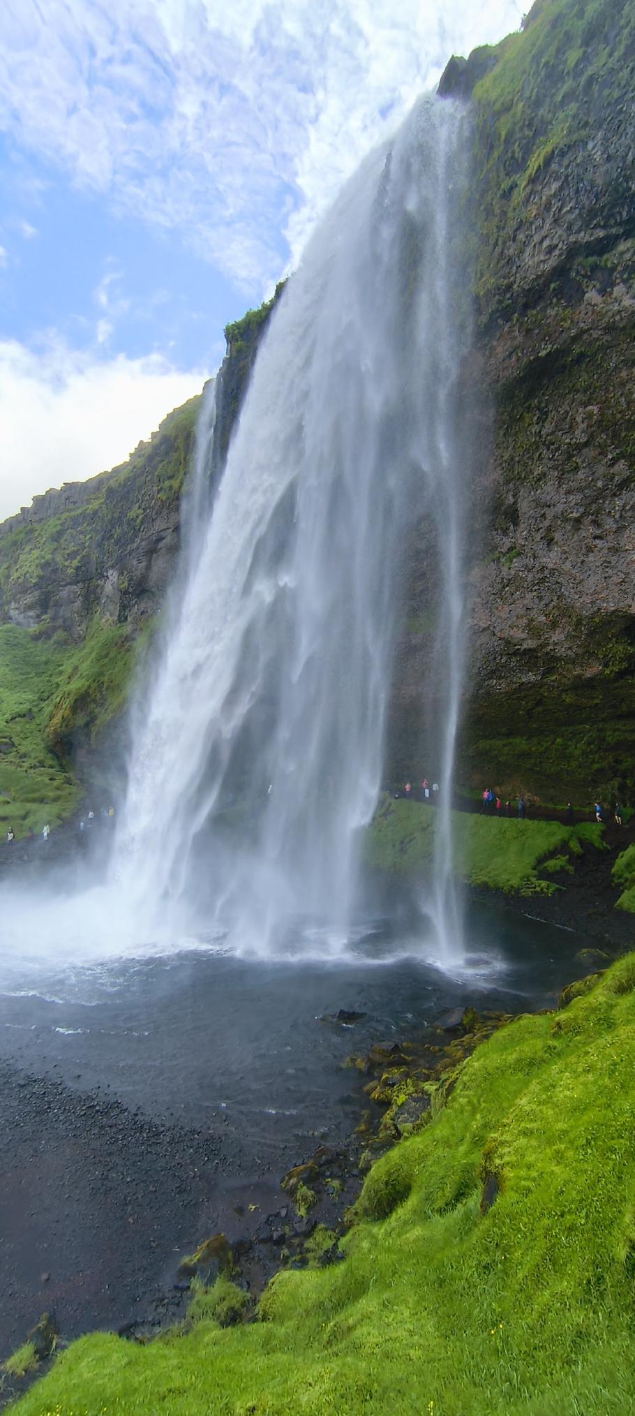 Die Wassermassen donnern im freien Fall hinab