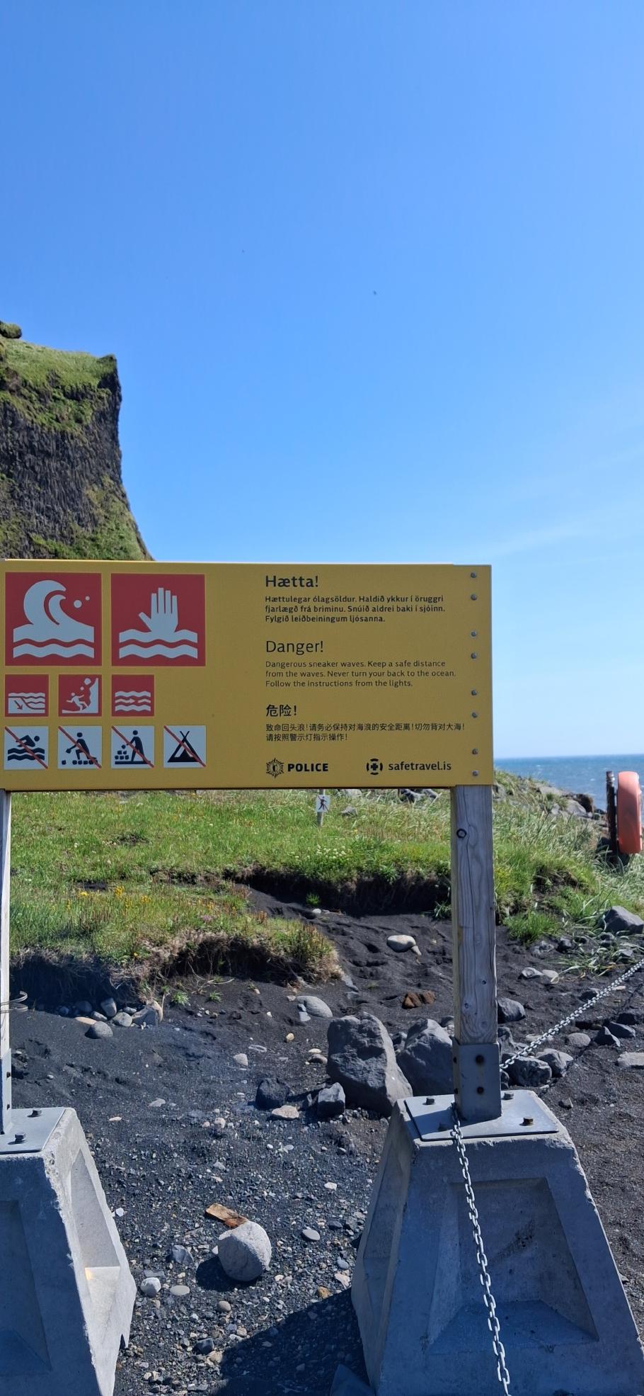 Das Schild warnt vor “Sneaker Waves”