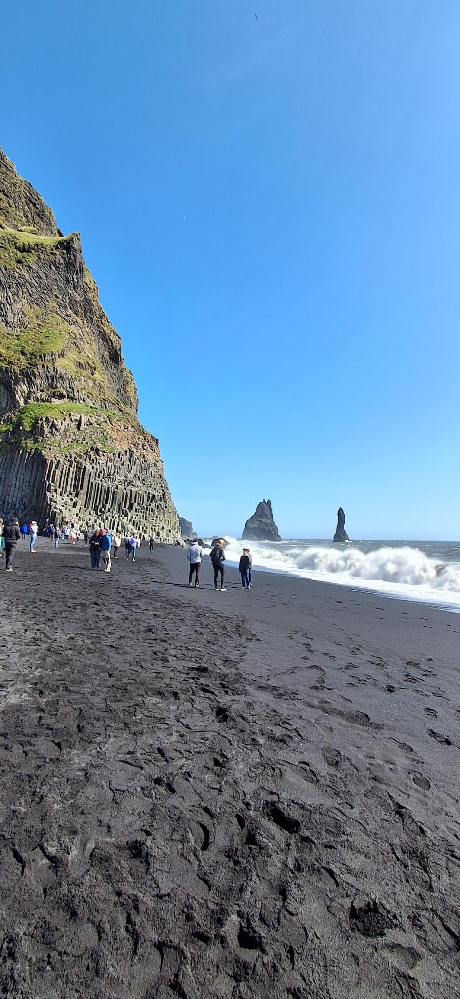Der “Black Sand Beach” verrät sich durch seinen offensichtlichen Namen